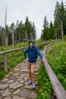 Adam iz hiking uzun yürüyüşe çıkan kimse