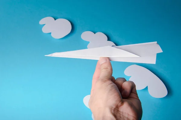 Papier vliegtuig, blauwe achtergrond — Stockfoto