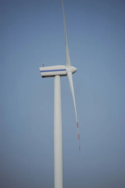 Turbine eoliche nella giornata di sole — Foto Stock