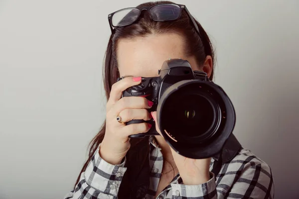 Mulher-fotógrafo tira imagens , — Fotografia de Stock