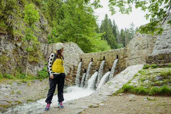 Žena turista turistické stezce — Stock fotografie