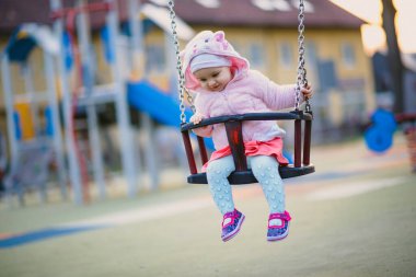 Küçük kız çocuk parkında harika vakit geçiriyor. Mutlu çocuk