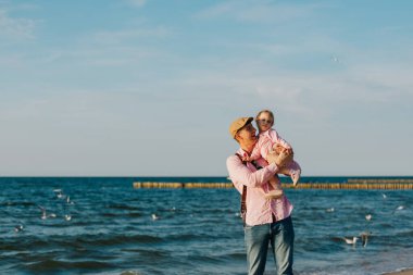 Sevgi dolu bir aile. Baba ve kızı oyun oynuyorlar. 