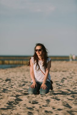 Zaman zevk gülümseyen genç kadın Portresi