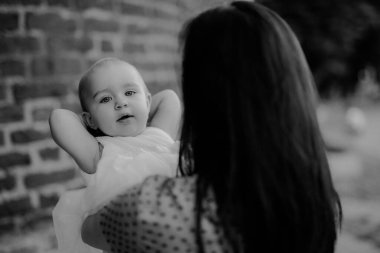 Parktaki mutlu anne ve kız. Aile hayatı olan güzel doğa manzarası. Mutlu bir aile yeşil çimlerin üzerinde birlikte dinleniyor, dışarıda eğleniyor. Aile hayatında mutluluk ve uyum.