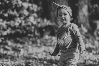 Sevimli kız güzel bir sonbahar gününde eğleniyor. otantik chil