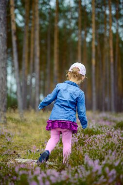 Sevimli kız güzel bir sonbahar gününde eğleniyor. otantik çocukluk resmi.