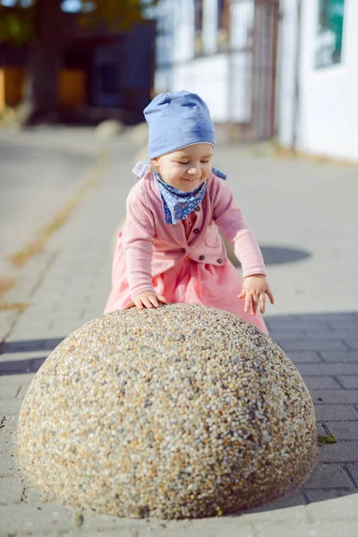 Adorable chica divirtiéndose en hermoso día de otoño. auténtico chil —  Fotos de Stock