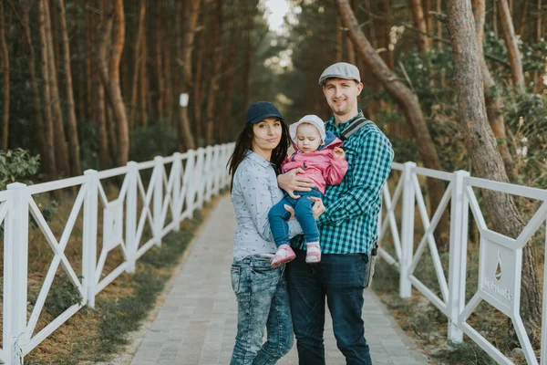 Gelukkige liefdevolle familie. Vader en zijn dochter kind meisje spelen — Stockfoto