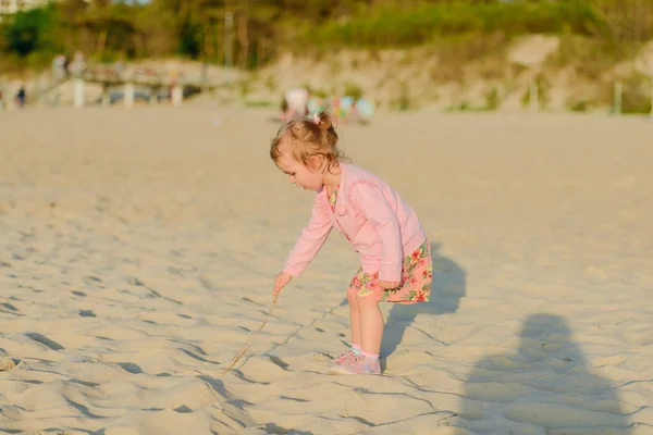 Menina da criança adorável em uma praia de areia ensolarada. Infância autêntica — Fotografia de Stock