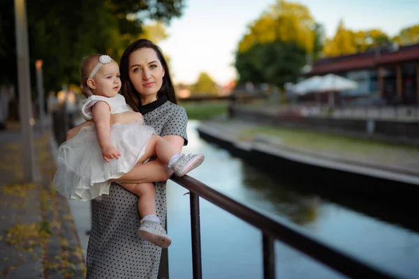 Madre e figlia felici nel parco. Bellezza scena natura con — Foto Stock