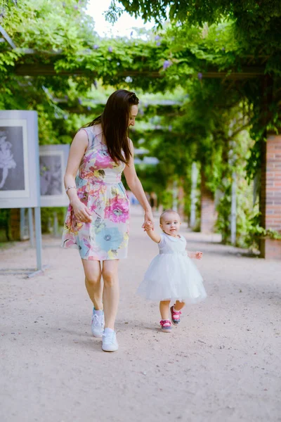 Happy mother and daughter in the park. Beauty nature scene with — Stock Photo, Image