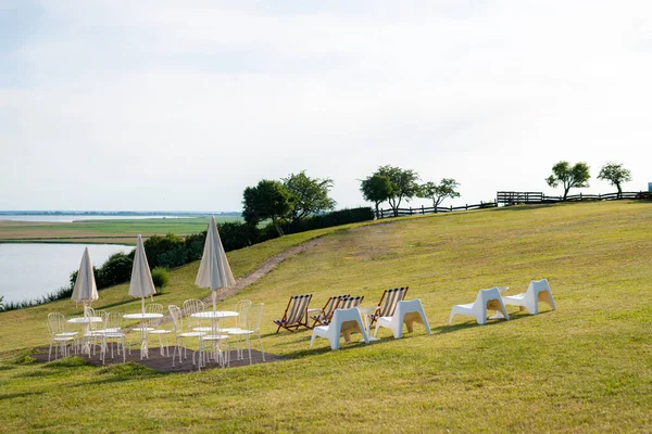 Puste krzesło plażowe na łące w okresie letnim. Słońce i morze w — Zdjęcie stockowe