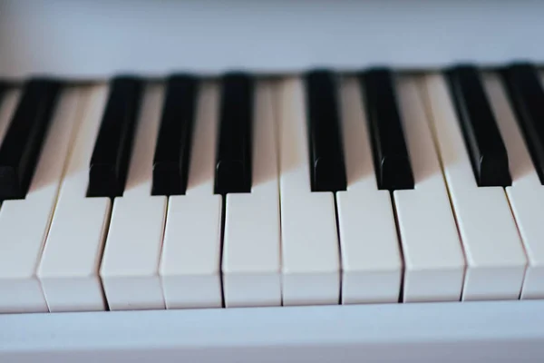 Клавиатура фортепиано закрывается. Белые и черные клавиши инструментов — стоковое фото