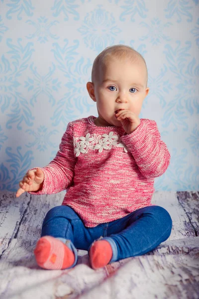 Portret van een schattig meisje. Jeugd. Authentiek beeld. — Stockfoto