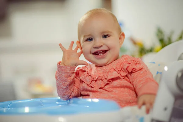 Retrato de una niña adorable. Infancia. Imagen auténtica . —  Fotos de Stock