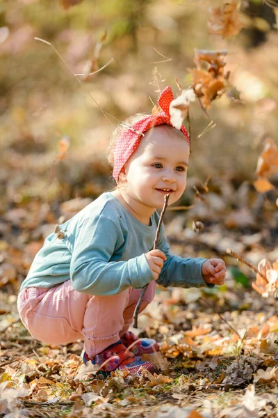 Menina adorável se divertindo no belo dia de outono. chil autêntico — Fotografia de Stock