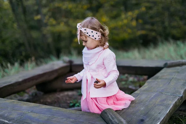 Hermosa niña jugando en el parque en un día soleado. Día de otoño. — Foto de Stock