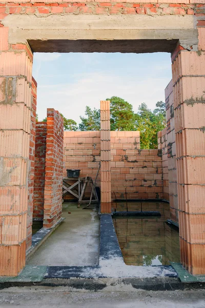 Interieur van een onafgewerkte Red Brick House Muren in aanbouw zonder dak — Stockfoto