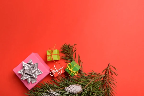 圣诞或新年背景，由圣诞装饰品和冷杉枝条做成的简洁的作文，平坦的布局，空白的问候语空间 — 图库照片