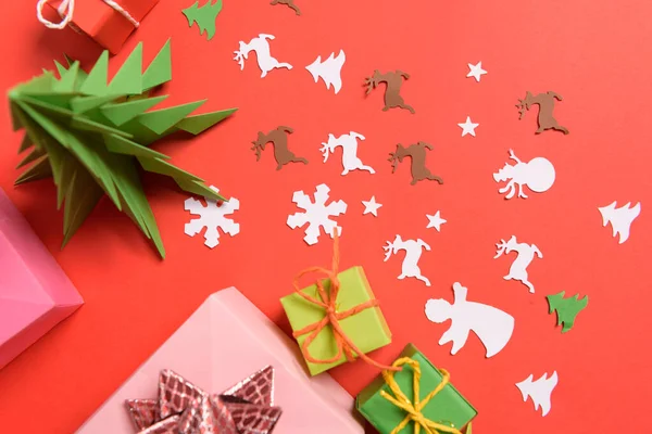 Fondo de Navidad o Año Nuevo, composición simple hecha de decoraciones de Navidad y ramas de abeto, disposición plana, espacio en blanco para un texto de saludo — Foto de Stock
