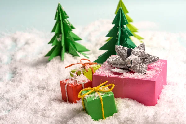 Natal apresenta bem decorado com arcos e penas na neve. vista de cima. — Fotografia de Stock