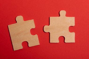 Kireç arka planında insan eli bulmacaları birleştiriyor.