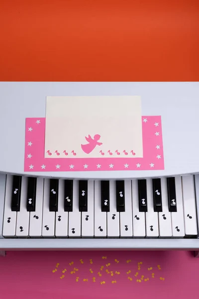 Weißes Spielzeugklavier Mit Papiernotizen Musik Klavierkonzept Blick Von Oben Weiße — Stockfoto