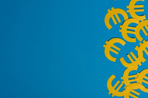 Papierowe Żółte Symbole Waluty Euro Niebieskim Tle Widok Góry Miejsca — Zdjęcie stockowe