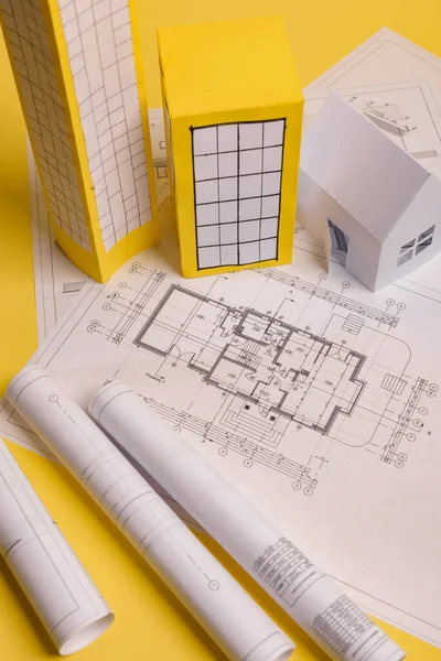 白色家庭用纸房子 房子项目计划和蓝图为背景 简约简朴的概念风格24 横向方向 从上面看 — 图库照片