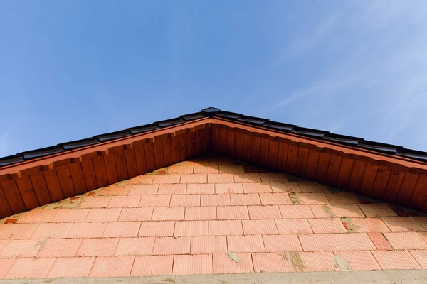 屋根なしで建設中の未完成の赤レンガ造りの家の壁のインテリア — ストック写真