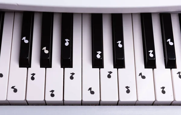 Белое Игрушечное Пианино Бумажными Нотами Музыкальное Фортепиано Вид Сверху Белые — стоковое фото