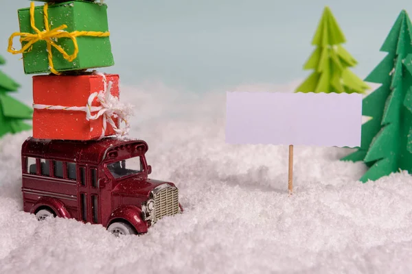 Una Macchinina Porta Regali Sotto Albero Natale Sulla Neve Vista — Foto Stock