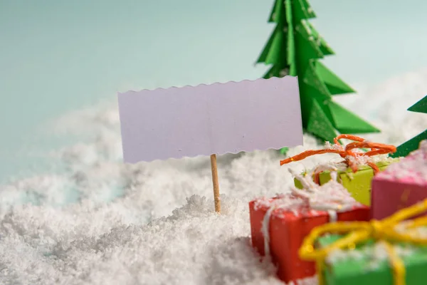Kerstmis Presenteert Mooi Versierd Met Bogen Veren Sneeuw Zicht Van — Stockfoto