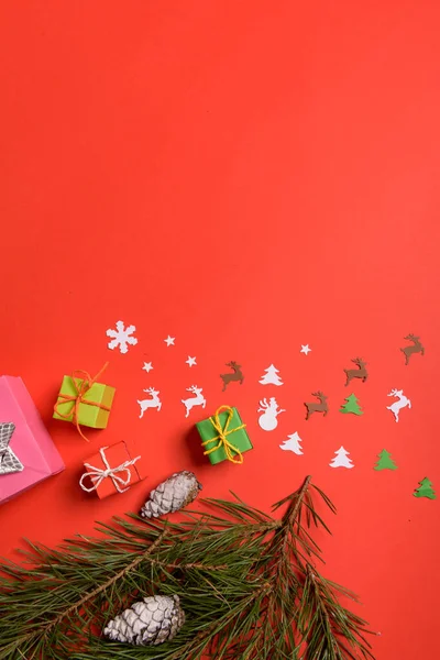Weihnachten Oder Neujahr Hintergrund Einfache Komposition Aus Weihnachtsschmuck Und Tannenzweigen — Stockfoto