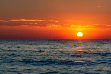 Baltık Denizi, her yıl yıldız festivalinin yapıldığı Miedzyzdroje plajında güzel bir gün batımında. Polonya Baltık Kıyısı. Turistler arasında ünlü bir şehir. Gün batımında iskele