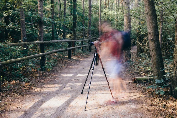 Namorado Fotógrafo Tira Uma Foto Temporada Verão Natureza Paisagem Fotografia — Fotografia de Stock