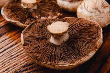 Bileşimi zeytinyağı, mantar, ahşap arka planda sarımsak. sağlıklı yiyecekler