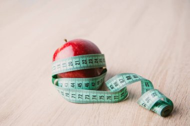 Bir olgun kırmızı elma. Beyaz bir arkaplanda izole edilmiş