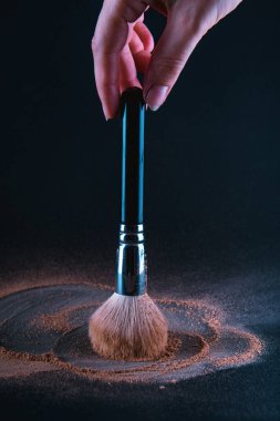 Makyaj pudrası ve fırça yakın çekim. Pudra temeli ile makyaj fırçası