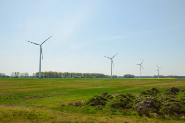Parlak mavi gökyüzü hareket ediyor ve rüzgar türbini.