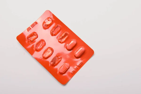 Multicolor Tabletten Pillen Capsules Uit Glazen Fles Blauwe Achtergrond Heap — Stockfoto