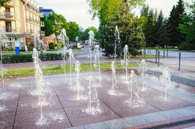 Yazın ortasında şehirde bir çeşme