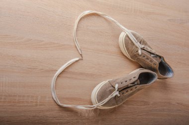 Ahşap masadaki mavi, kullanılmış ayakkabılar.