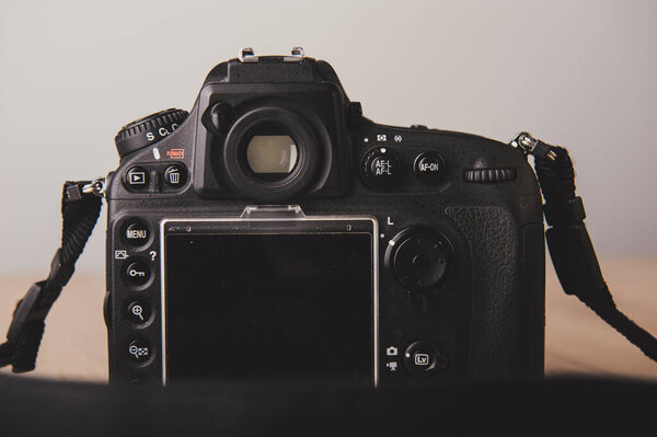Цифровая фотокамера на столе