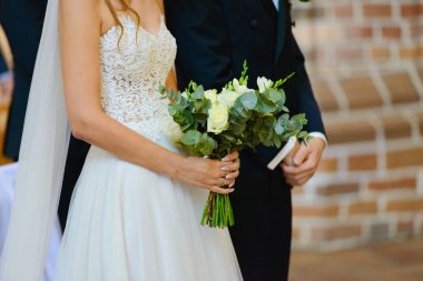 Kilise düğününde gelin ve damat. Güzel dekorasyon