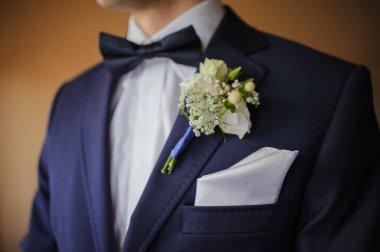 Damadın düğün aksesuarları. Papyon, takım elbise, kol düğmeleri, kemer ve ayakkabılar.