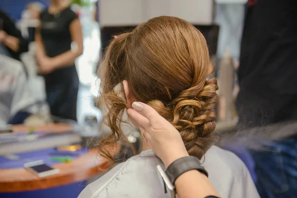 Jovem Noiva Bonita Aplicando Maquiagem Casamento Por Artista Maquiagem Profissional — Fotografia de Stock