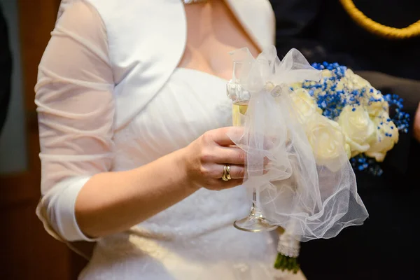 Primeiro Brinde Noiva Noivo Com Uma Taça Champanhe — Fotografia de Stock