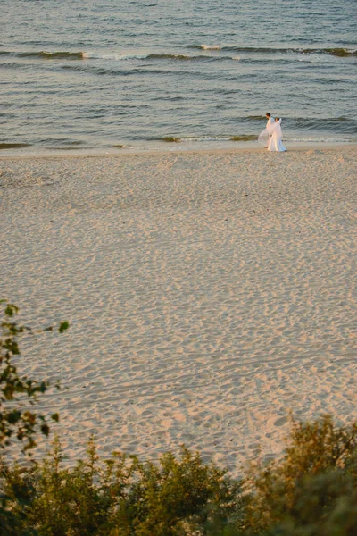 新娘和新郎在一个自然的拍照环节 波罗的海海滩 — 图库照片